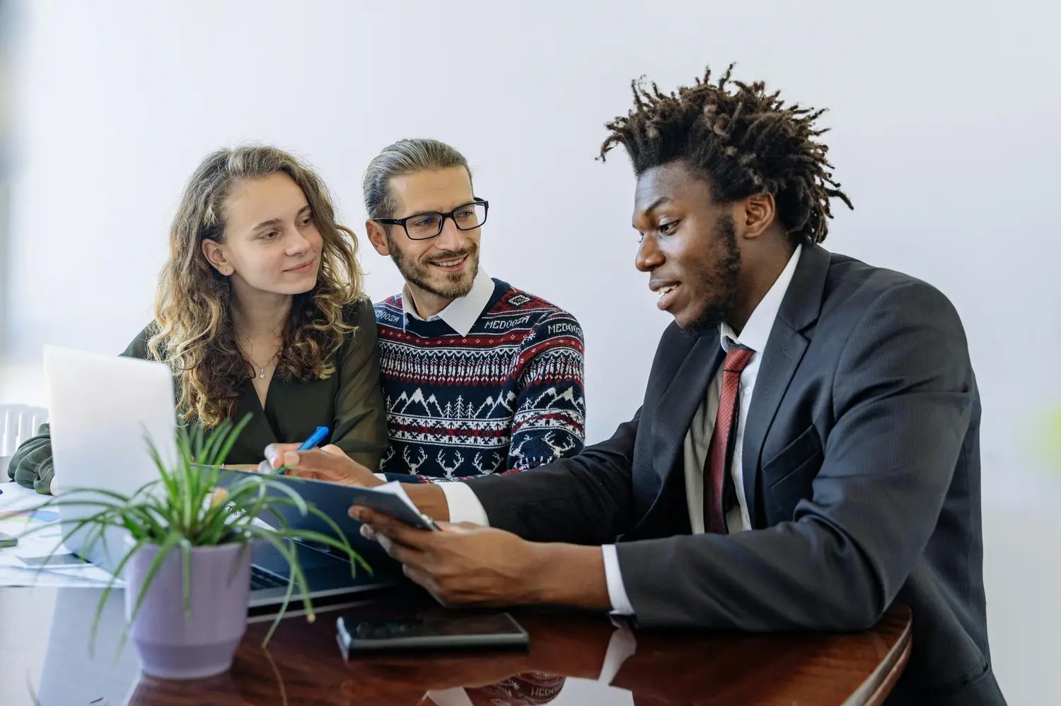 Authorized-User Tradelines vs. Joint Accounts Image